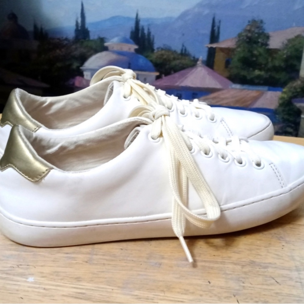 Banana Republic White Womens Sneakers Size 7 👟 Very comfortable for walking!